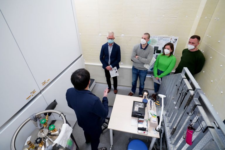 チェコ科学アカデミー顕微鏡センター所長 Prof. Pavel Hozak らが来訪 東北大学 ソフトマテリアル研究センター